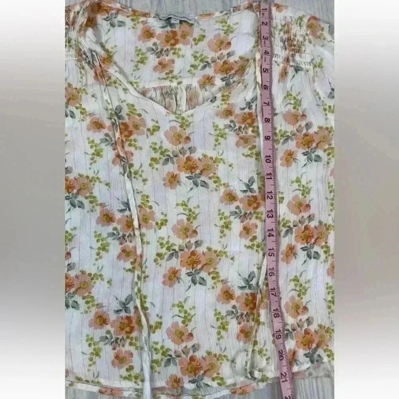 Cupcakes & Cashmere Peasant Blouse Women’s Sz M Cream Peach Floral Boho Smocked - Picture 13 of 15